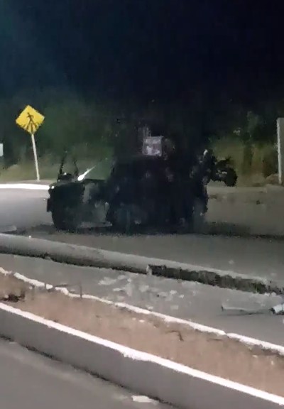 Motorista sob efeito de álcool bate carro e derruba poste na Via Costeira em Natal