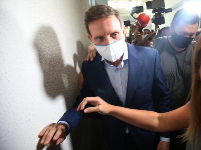 Desembargador de plantão não assina alvará de soltura de Crivella