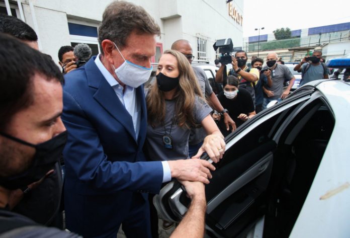 Justiça apreende celulares e computadores de Crivella; desembargadora autoriza prisão domiciliar