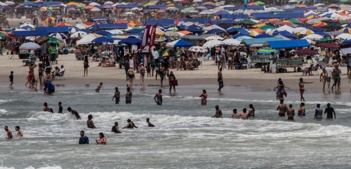 Cidades furam restrição e praias ficam lotadas