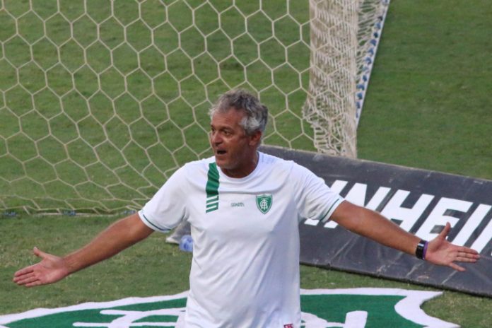 Técnico do América-MG fica revoltado com arbitragem e abandona coletiva