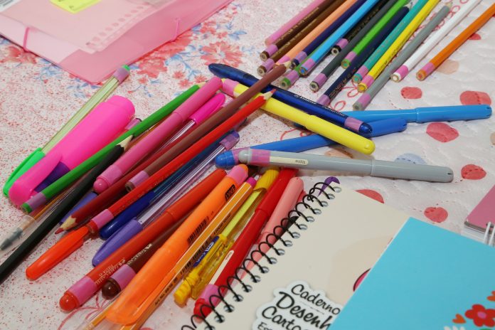Preço do lápis de cor tem diferença de mais de R$ 20 em Campina Grande, diz Procon