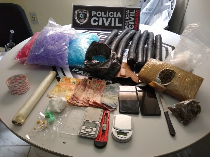 Trio suspeito de tráfico é preso com drogas e dinamites, em Boqueirão, na Paraíba