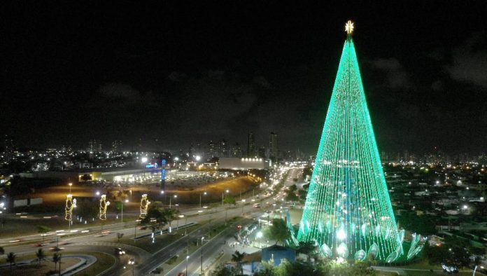 Sem aglomeração, Árvore de Mirassol é acesa em Natal