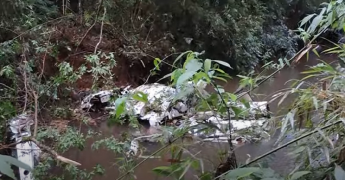 Avião de pequeno porte cai e causa morte de 4 pessoas da mesma família