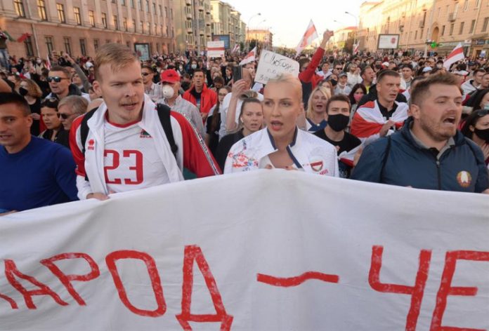 Polícia prende 300 pessoas em novo protesto contra presidente na Belarus