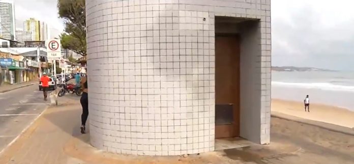 Banhistas reclamam de descaso com banheiros públicos da orla de Natal