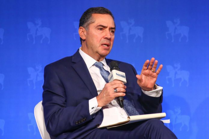 Barroso e Moraes defendem voto obrigatório para ‘neutralizar radicalismo’