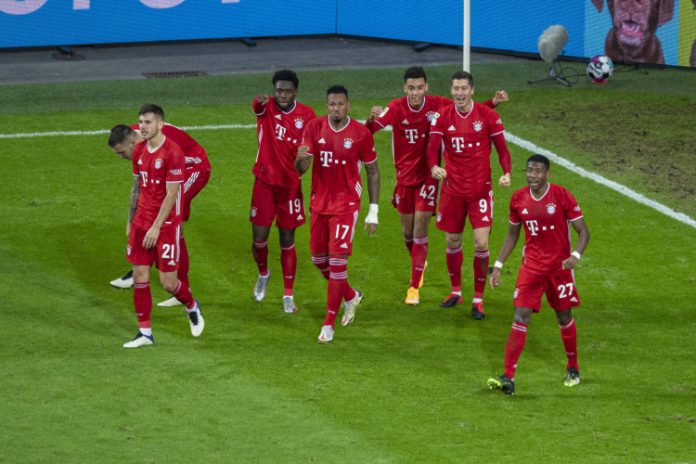 Lewandowski brilha, Bayern vira contra Leverkusen no fim e é líder do Alemão