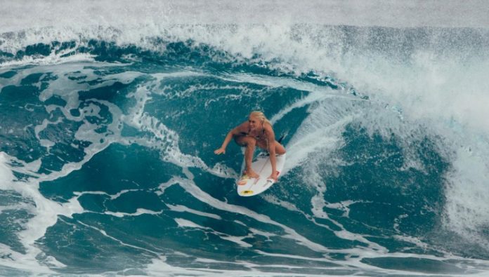 Surfe: Única brasileira no Mundial, Tatiana Weston-Webb avança para quartas do Maui Pro