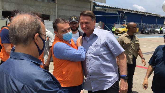 Ao lado do governador de Santa Catarina, Bolsonaro sobrevoa áreas atingidas por temporal