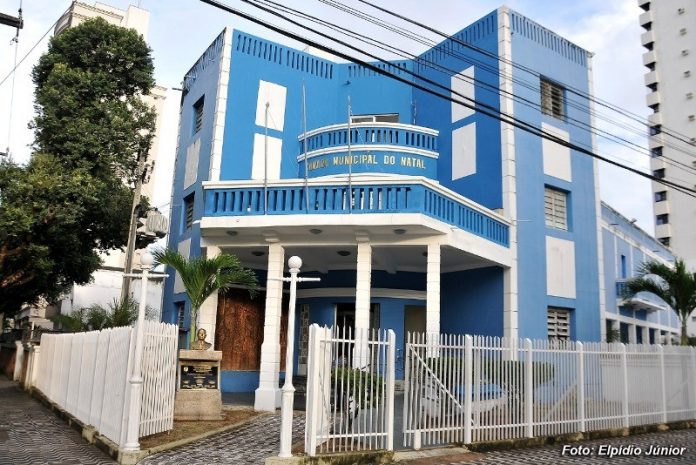 Prefeito sanciona lei que dá aumento de R$ 2,5 mil a vereadores de Natal a partir de 2022