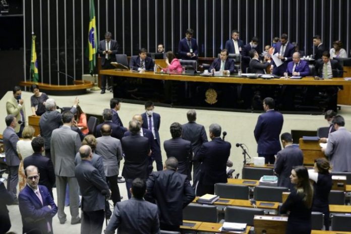 Câmara aprova MP que libera recursos para vacina de Oxford contra a Covid-19