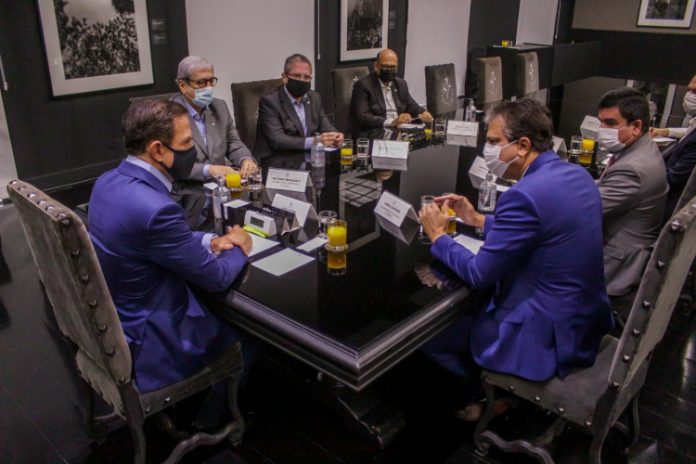 Governador do Ceará e prefeito de Belo Horizonte se encontram com Doria para adquirir CoronaVac