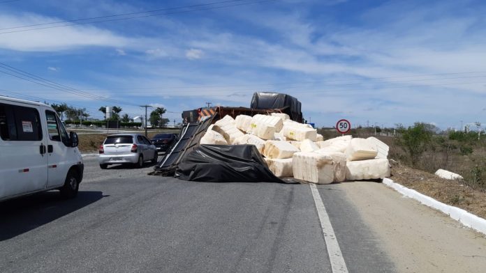 Caminhão carregado com algodão tomba na BR-230, em Campina Grande