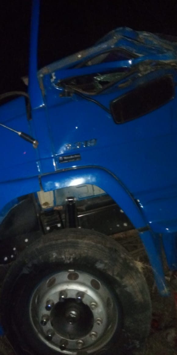 Motorista morre após caminhão com carga de frutas capotar na BR-304 no RN