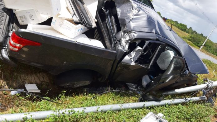 Caminhonete sai da pista e derruba dois postes no acesso sul ao Aeroporto de Natal