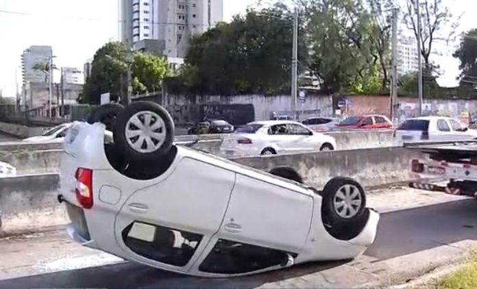 Carro sobe mureta e capota em avenida ao lado da Arena das Dunas em Natal