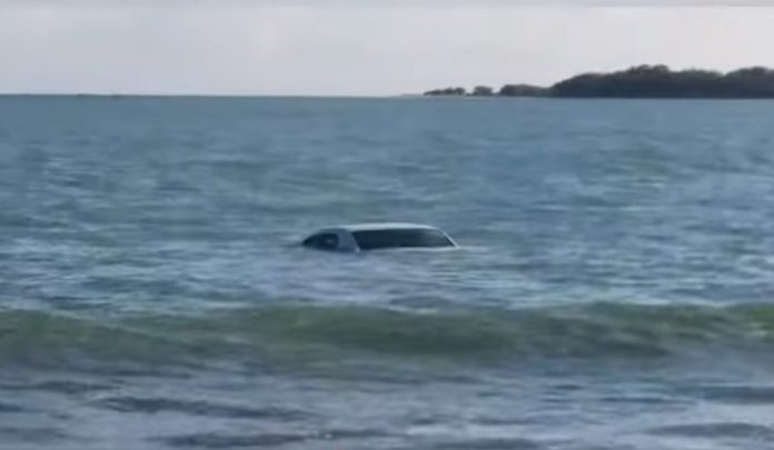 Carro roubado é encontrado submerso em praia do RN