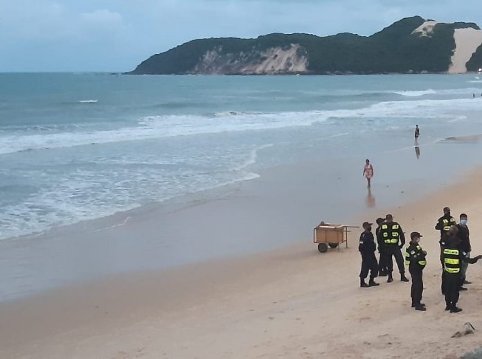 Homem morre afogado na praia de Ponta Negra em Natal