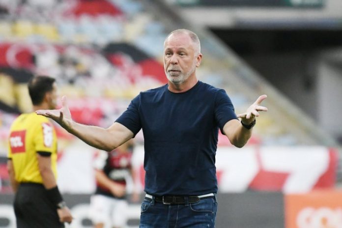 Corinthians descarta volta de Mano Menezes após técnico se envolver em caso de racismo