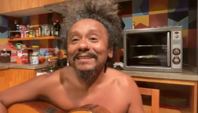 ‘Eu vou tomar vacina, quem não quiser que tome cloroquina’, canta Chico César