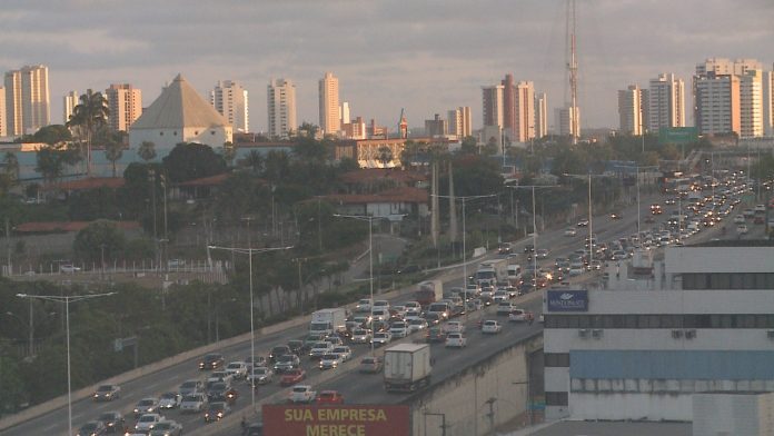 Acidente entre carros e moto causa congestionamento na BR-101 em Natal