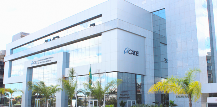 Empresas controlam o que todos falam, pensam e leem nas redes; é preciso abrir o monopólio