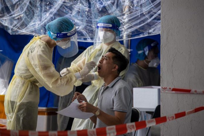 Com festas de fim de ano, cresce 25% busca por testes para Covid-19