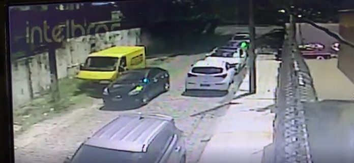 Homens armados rendem funcionária dos Correios e roubam carga em Natal; veja vídeo