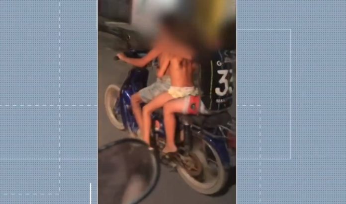 Criança de 8 anos é flagrada pilotando moto e levando outras duas como passageiras no interior do RN; veja vídeo