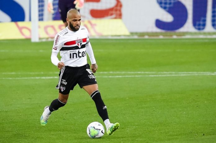 São Paulo não terá Daniel Alves contra o Botafogo; veja opções de Diniz