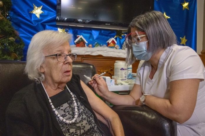 Canadá começa vacinação contra Covid-19 com imunizante da Pfizer