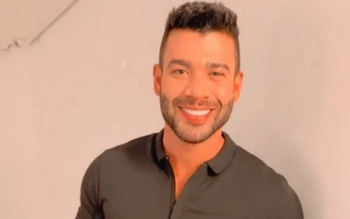 Gusttavo Lima diz que está solteiro e que anel no dedo não é aliança