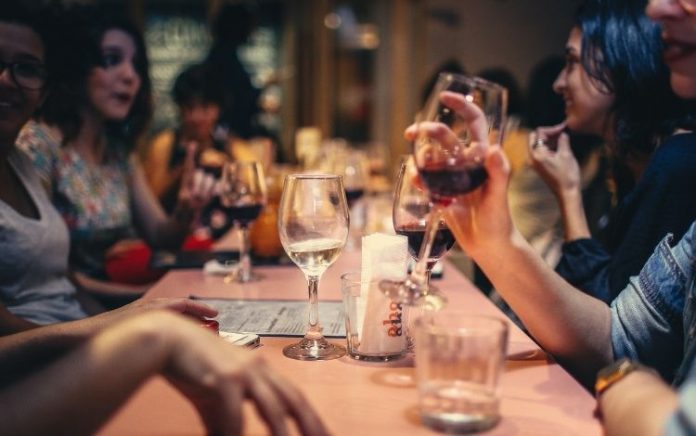 ‘O maior risco de contágio está no lazer noturno’, afirma coordenador do centro de contingência da Covid-19 de São Paulo