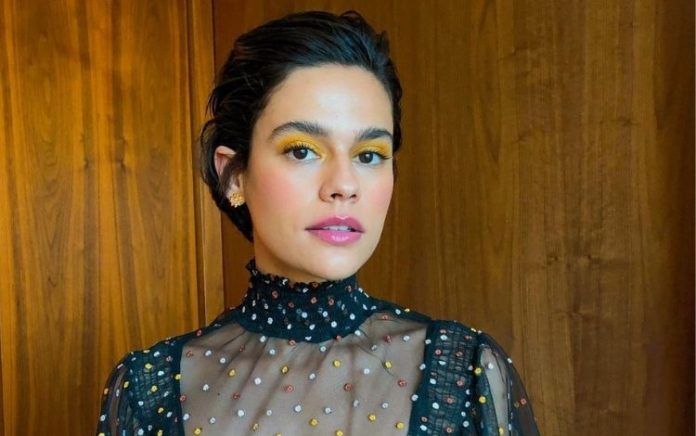 ‘Chorei me vendo no espelho’, diz Arianne Botelho sobre raspar o cabelo para filme da Netflix