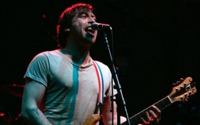 Sam Jayne, vocalista do Love as Laughter, é encontrado morto após dias desaparecido