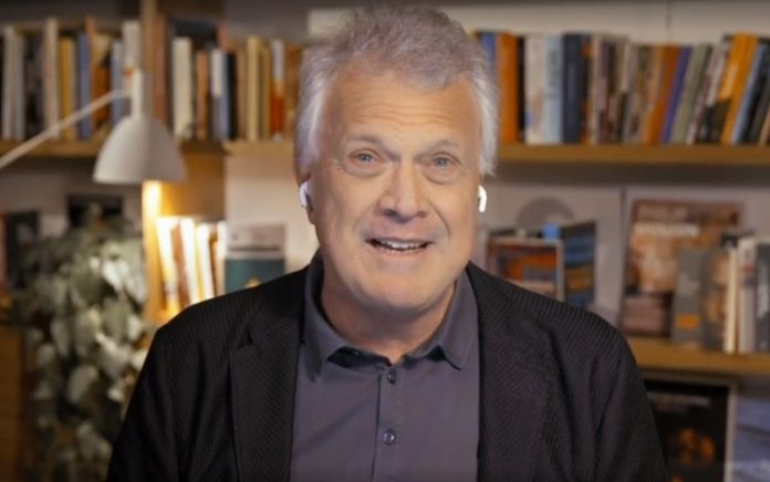 Pedro Bial critica Bolsonaro e o chama de ‘acéfalo’ na Globo; assista