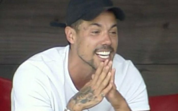 Namorada de Lipe aparece em ‘A Fazenda 12’ e peão faz pedido de casamento