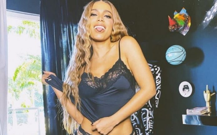 Anitta mata a curiosidade dos fãs e revela se já escolheu a calcinha do réveillon