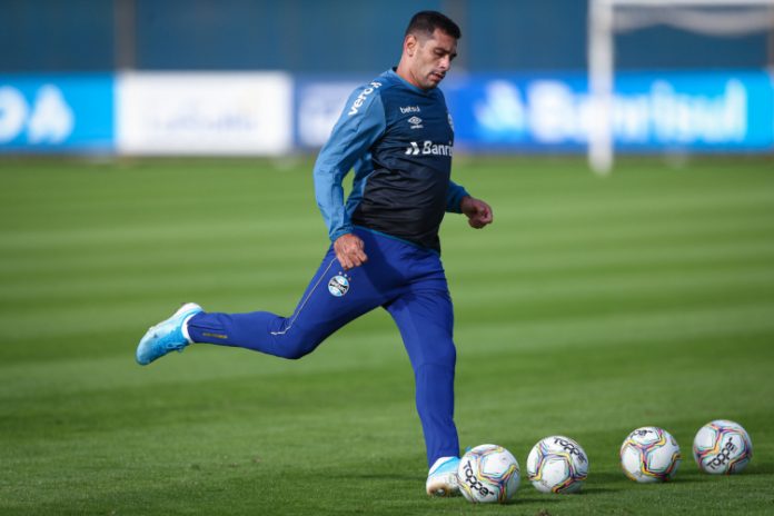 Diego Souza faz alerta sobre arbitragem: ‘Se deixar, São Paulo apita o jogo’