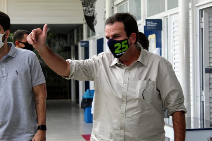 Paes formaliza termo de cooperação com Doria para aquisição da CoronaVac