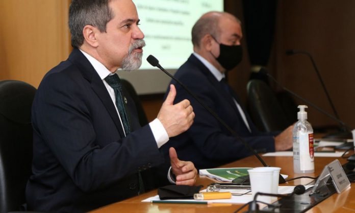 Vacinação contra Covid-19 pode começar em 20 de janeiro no Brasil