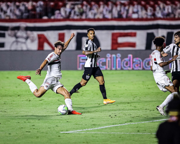 Brasileirão: Debaixo de chuva, São Paulo vence o Atlético-MG e abre vantagem na liderança