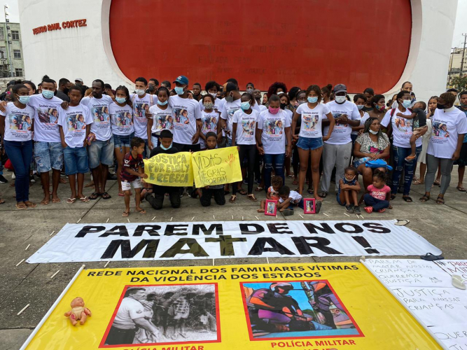 Protestos pedem por justiça após morte de duas meninas durante troca de tiros no RJ