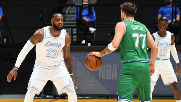 Em vitória dos Lakers, Anthony Davis pontua mais que LeBron James