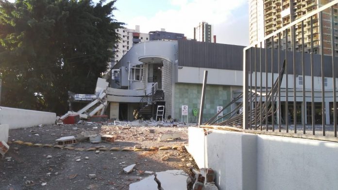 Grupo explode caixas eletrônicos dentro de supermercado, em João Pessoa