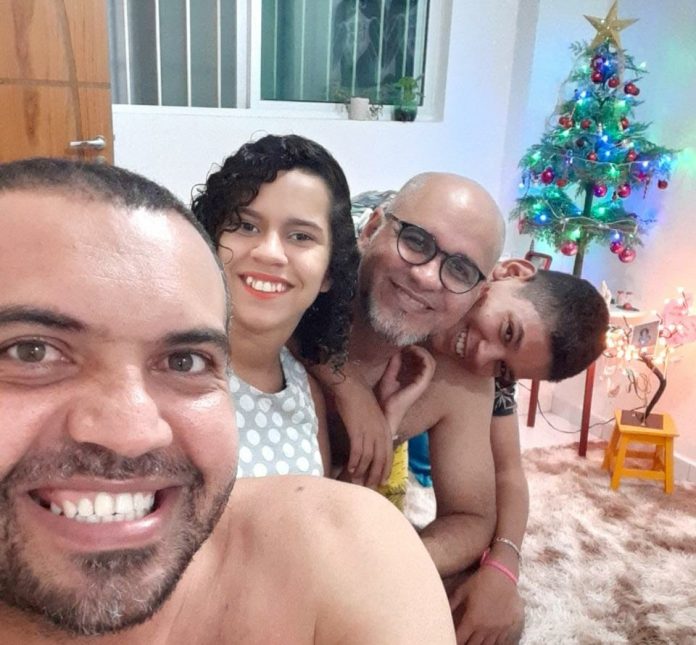 Pais e filhos passam primeiro Natal juntos após adoção, na PB: ‘É a realização de um sonho’, diz pai