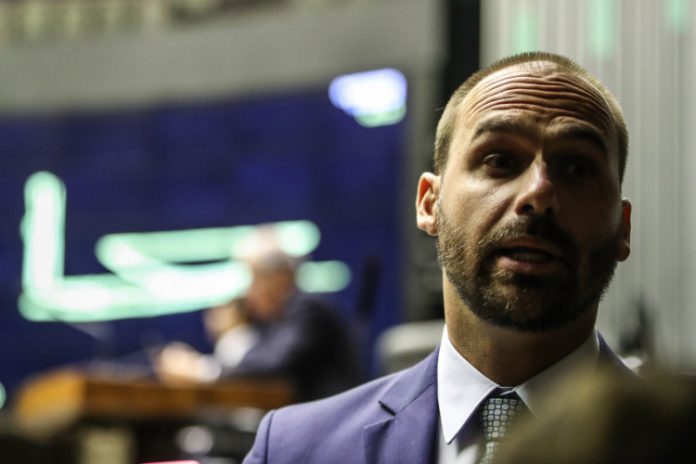 Eduardo Bolsonaro é alvo de apuração da PGR; Flávio antecipa saída de cargo no Senado