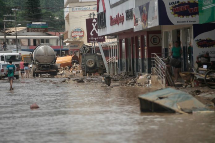 Sobe para 15 o número de mortos por temporal em Santa Catarina